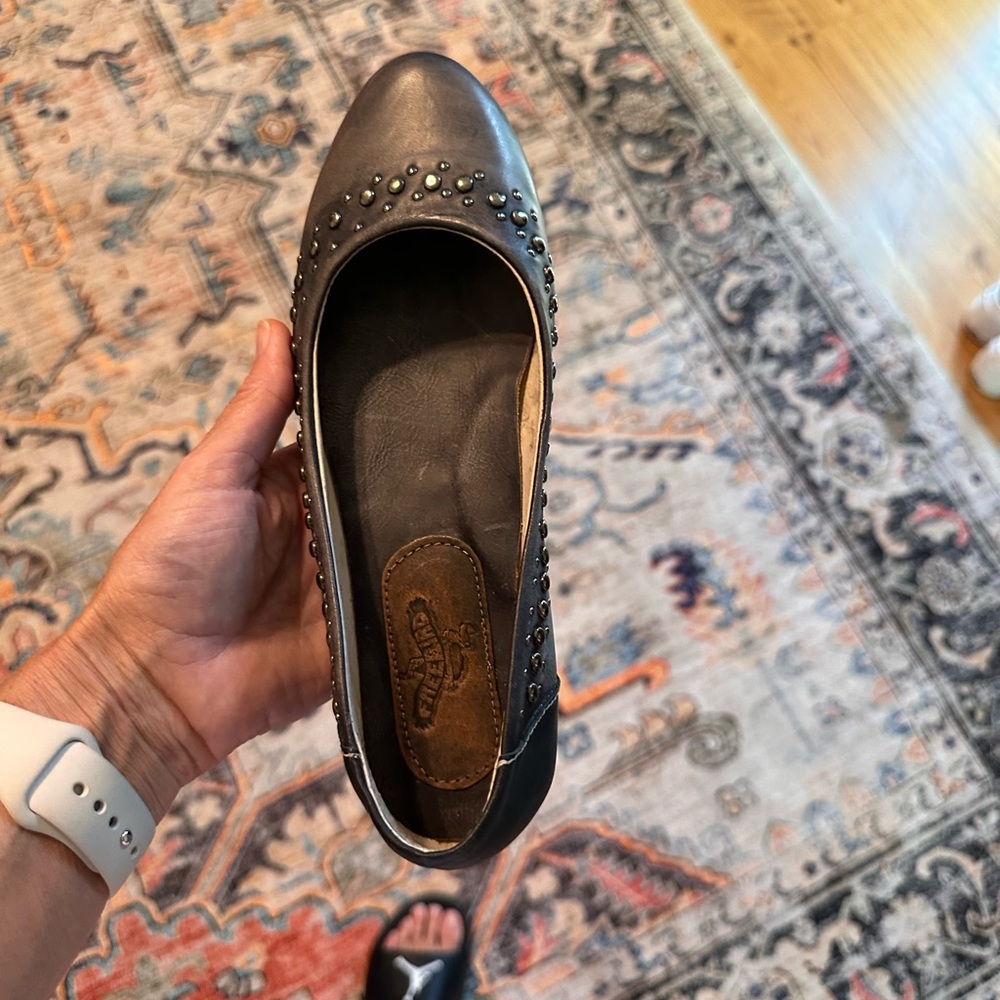 NEW FreeBirds Never worn. These run small.. they are a size 7 but fit 6 or 6.5